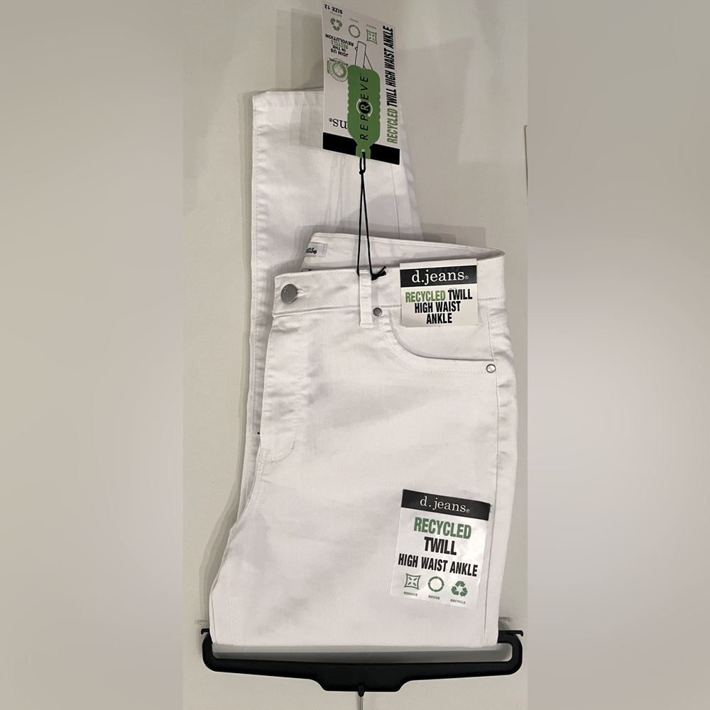 Women’s d.jeans white jeans, size 12, straight leg